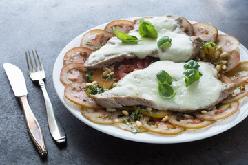 Kalbfleisch Schnitzel mit Mozzarella überbacken