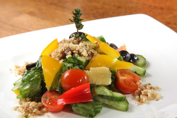 Salad with walnuts and vegetables