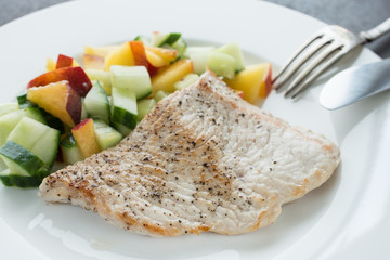 Gebratenes Putenschnitzel mit Salat