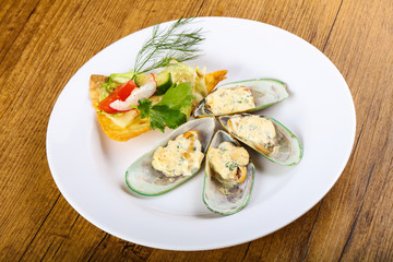 Baked mussels in cream sauce
