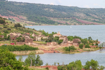 Fototapeta na wymiar village de Celles au bord du lac du Salagou 