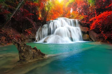 Foto auf Acrylglas Das Landschaftsfoto, Huay Mae Kamin Wasserfall, schöner Wasserfall im Herbstwald, Provinz Kanchanaburi, Thailand © cakeio