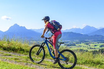 Fototapeta premium Mountainbikerin macht eine Tour im Allgäu