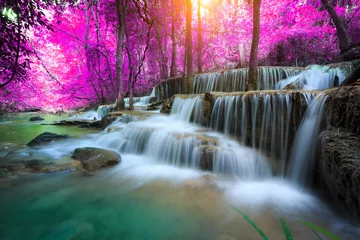 Fototapeten Das Landschaftsfoto, Wasserfall Huay Mae Kamin, schöner Wasserfall im Herbstwald, Provinz Kanchanaburi, Thailand © cakeio