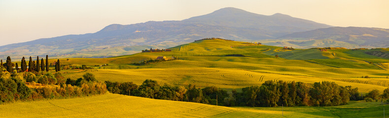 Toscane landschap panorama bij zonsopgang