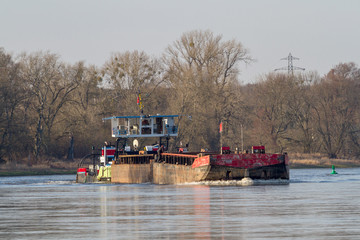 Frachtschiff auf der Elbe