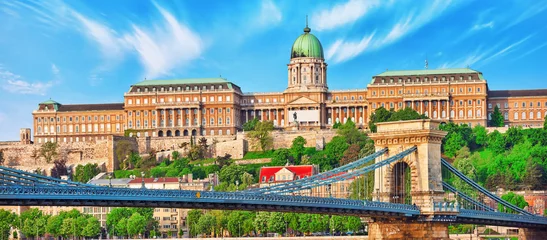 Zelfklevend Fotobehang Het koninklijk kasteel van Boedapest en de Szechenyi-kettingbrug overdag © BRIAN_KINNEY