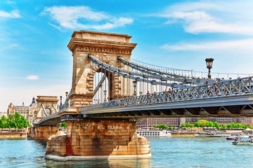 Obraz premium BUDAPEST, HUNGARY-MAY 04, 2016:Szechenyi Chain Bridge at morning