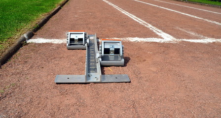 Menschenleerer Startblock in einem Stadion