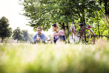 Young couple eating lunch at garden