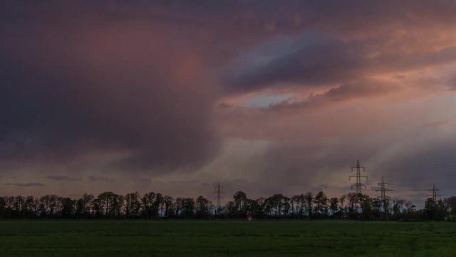 feld mit baeume und gewitterwolken zeitraffer