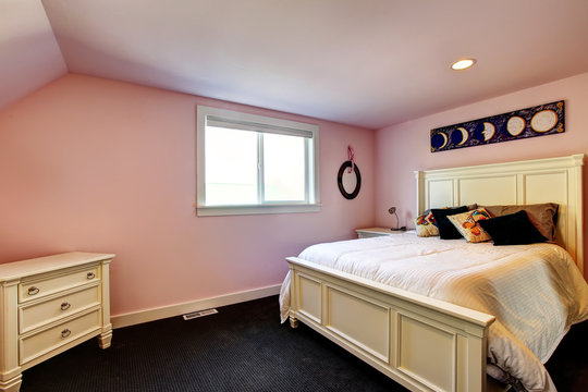 Modern bedroom with walls in pink tones, carpet floor