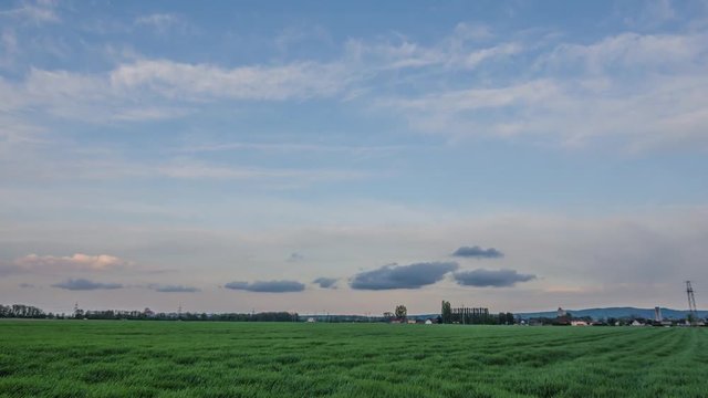 gruenes feld mit wolken zeitraffer