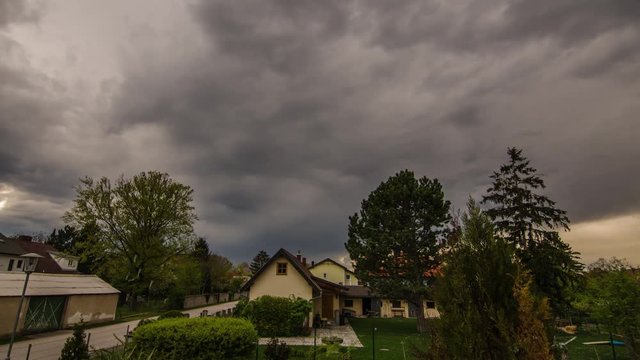 entstehung von gewitter mit regen sonne zeitraffer
