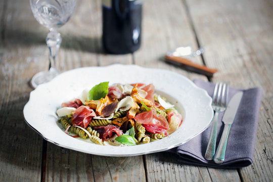 Pasta with chanterelle mushrooms, prosciutto and truffles