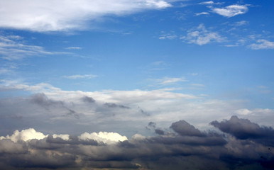 Obraz premium Blue sky above thunder clouds.