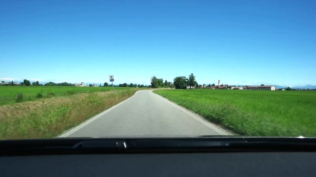 stretta strada di campagna con curve