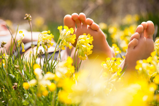 pieds de femme dans des coucous