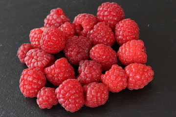 rote Himbeeren auf Schieferplatte