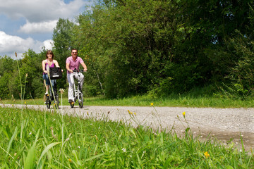 junges Pärchen beim Fahrrad fahren