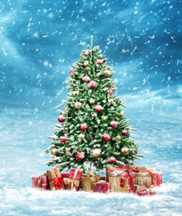 Schöner Weihnachtsbaum in verschneiter Landschaft