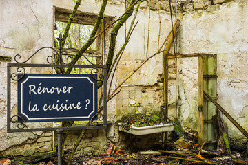 Obraz premium Publicité pour une nouvelle cuisine : cuisine très délabrée et panneau avec texte - Rénover la cuisine ? -