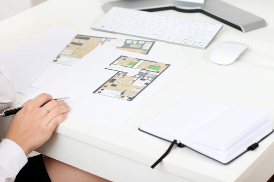 Baupl&auml;ne auf dem Schreibtisch