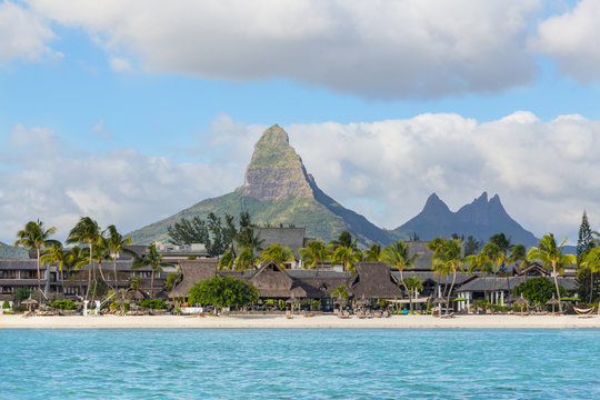 Strand von Flic en flac mit Piton de la Petite Rivi&egrave;re Noire Ma