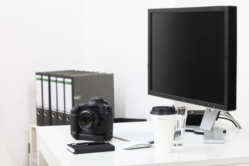 Arbeistplatz eines Fotografen mit Kamera und Bildschirm
