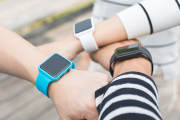 Obraz premium people using smart watch