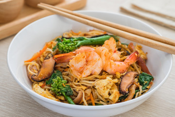 Stir fried noodles with shrimp in bowl