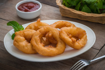 Fried onion rings with ketchup