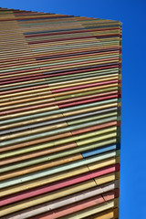 Parete in legno colorato