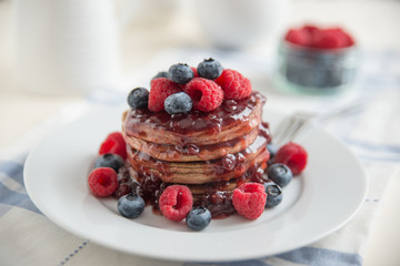 Schokoladen Pancakes mit Beeren