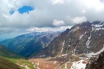 Горы. Заснеженные вершины Заилийского Алатау. Окрестности города Алматы. 