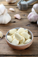 spicchi di aglio fresco sfondo legno rustico