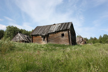 Fototapeta na wymiar Старые дома в брошенной деревне.