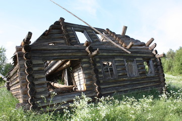 Старые дома в брошенной деревне. © verynika