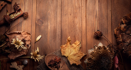 Obraz premium autumn background with fruits and spices with dried flowers place for inscription