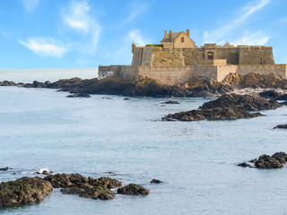 Fototapeta na wymiar The coast Saint Malo and Fort National