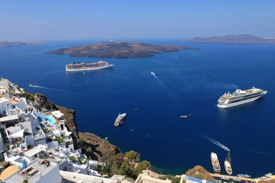 Fototapeta Cruise ships in Thira, Santorini island, Greece