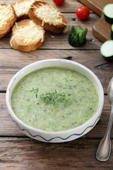 zuppa vellutata di verdure sfondo tavolo legno rustico