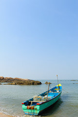 Fototapeta na wymiar Old fisherman boats at beautiful tropical beach. India