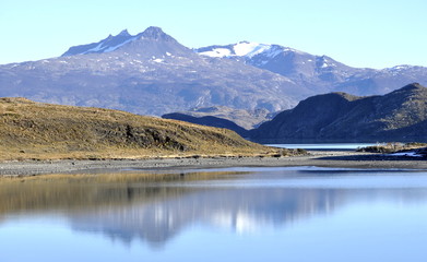 Montanhas nevadas espelhadas