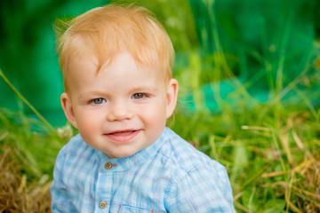 веселый малыш на прогулке летом