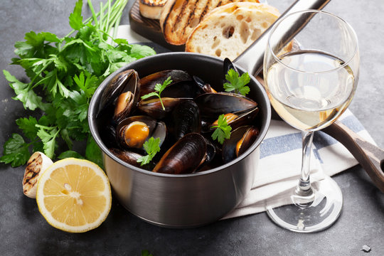 Mussels and wine