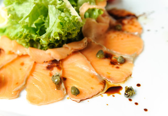Salmon with lettuce.