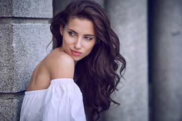 Naklejka premium Portrait close up of young beautiful haired woman, on summer sce
