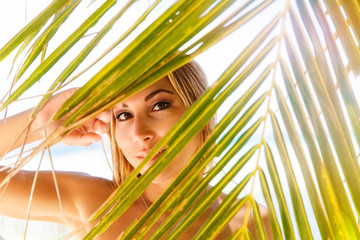 Naklejka premium Close-up portrait of a young beautiful girl in bikini with a pal
