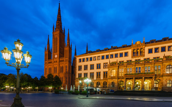 Wiesbaden; Neues Rathaus und Marktkirche während der "Blauen Stunde"